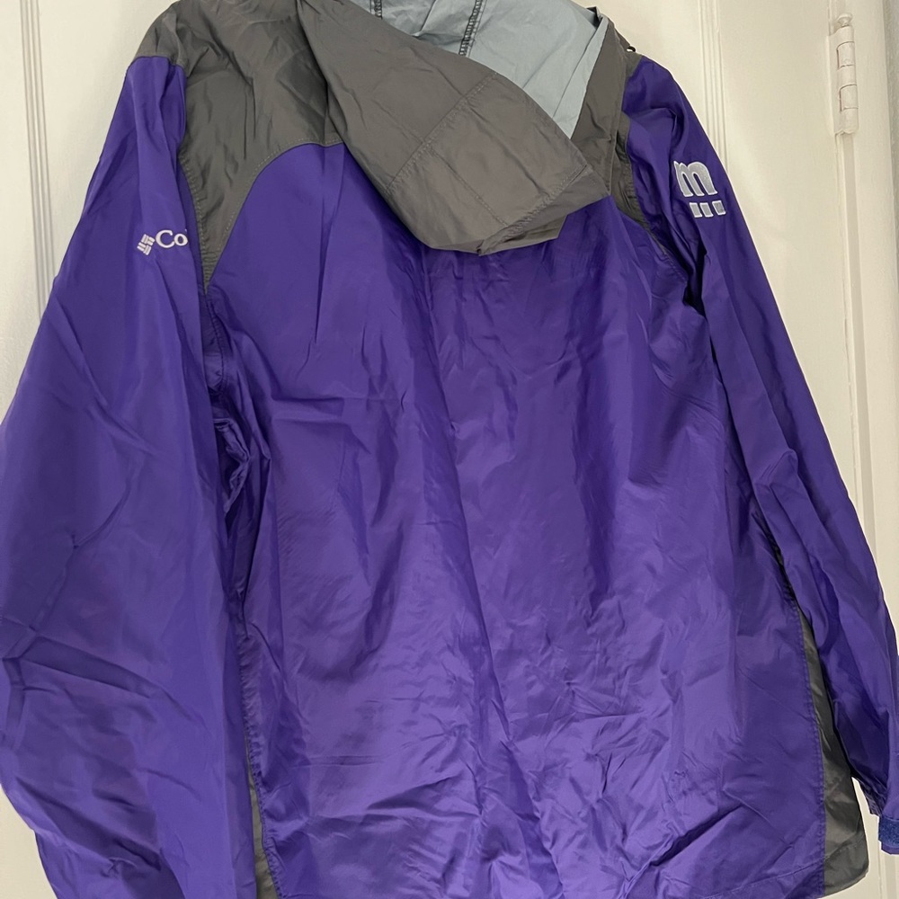 A Versatile And Lightweight Full-Zip Shell Jacket… - image 4